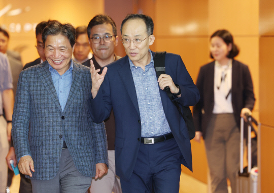 추경호(오른쪽) 경제부총리 겸 기획재정부 장관이 16일 G20 재무장관회의 참석을 위해 인천국제공항을 통해 출국하고 있다. [연합뉴스]